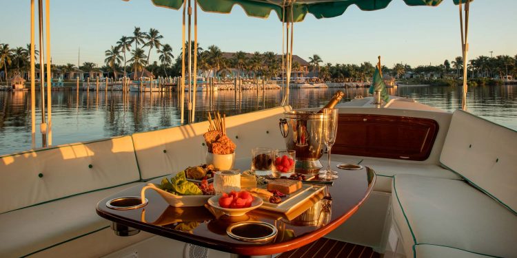 BoatDining3 BoatDining3